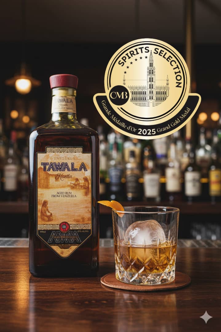 Tawala Huella rom med ett serverat glas och Grand Gold-medalj 2025