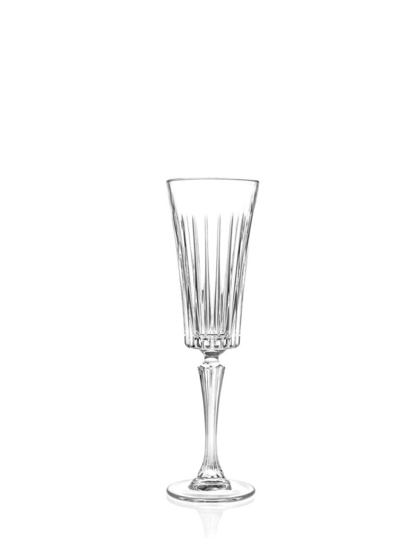 Her er fem alternativer til alt-tekstbeskrivelser på dansk, tysk og engelsk: Dansk: RCR Timeless Champagneglas (21 cl) - et elegant og tidløst glas perfekt til at nyde boblerne