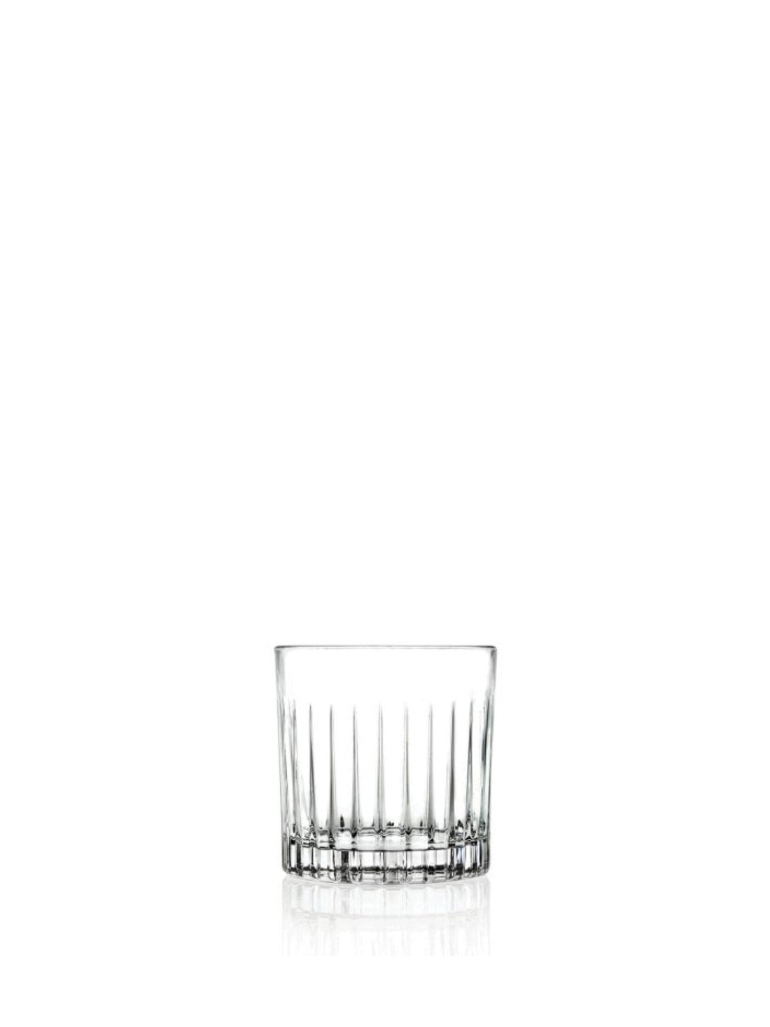 Lowball whiskyglas som kontrast til tulipanformede cognacglas