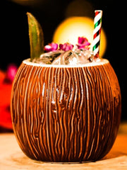 Tiki-Becher in Kokosnuss-Form - die perfekte Wahl für Ihre tropischen Cocktailpartys.