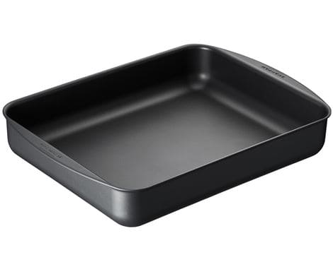 Bradepande i sort non-stick belægning med integrerede greb – ideel til ovnretter og stegning i professionelle køkkener.