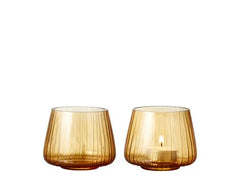 Sæt med 2 Kusintha lysestager – dekorative stager i farvet glas, der skaber stemningsfuld belysning til borddækning eller hyggekroge.